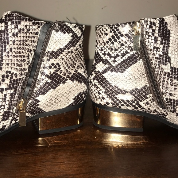 Snakeskin colored gold heeled booties - Picture 3 of 8